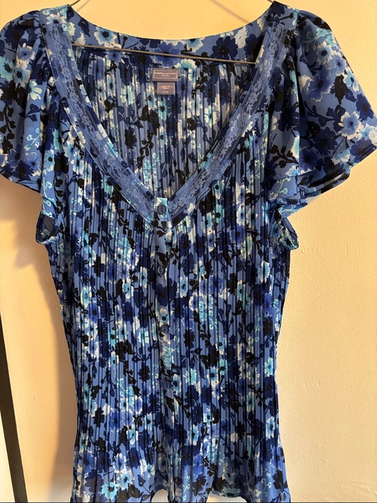 Laura Scott Tops - Laura Scott Blue Floral V-Neck Button-Front Blouse